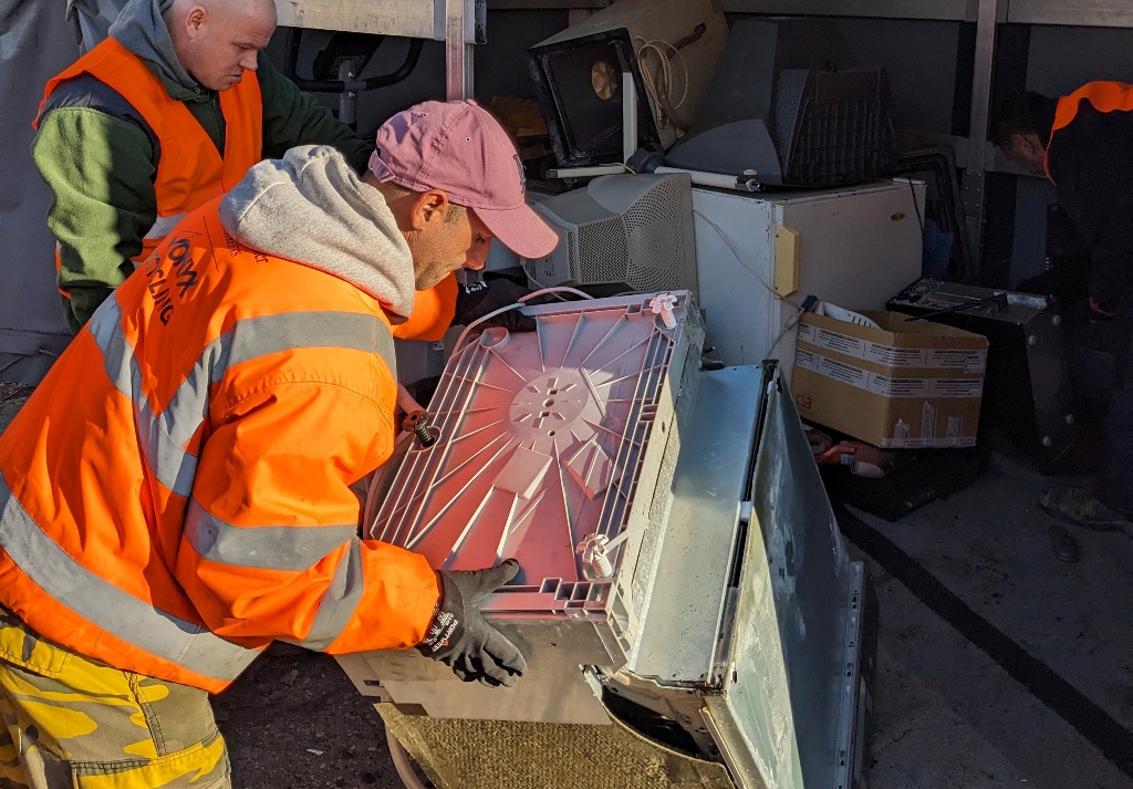 Vynášajú staré spotrebiče z domácností. Ľudia bez domova pomáhajú zbierať elektroodpad (+foto +video)